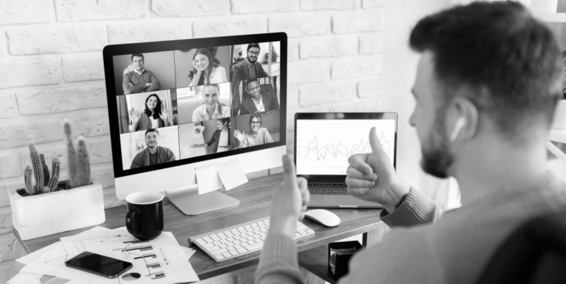 Specialist aan het werk met budgetdocumenten